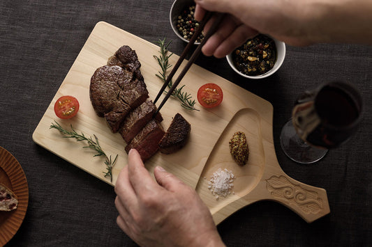 アイヌ文様のカッティングプレート