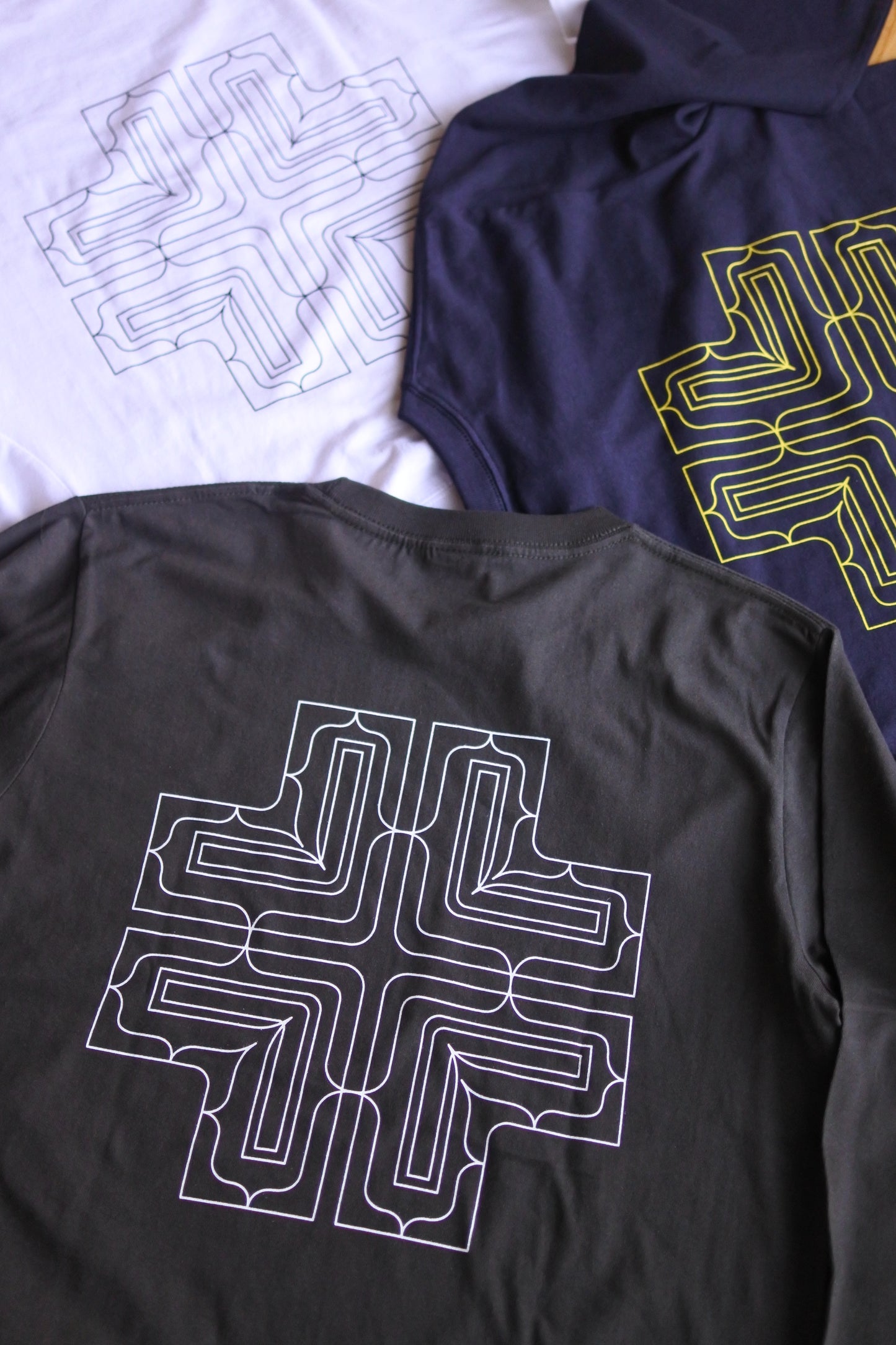 アイヌ文様線画バックプリントロングスリーブTシャツ　3color