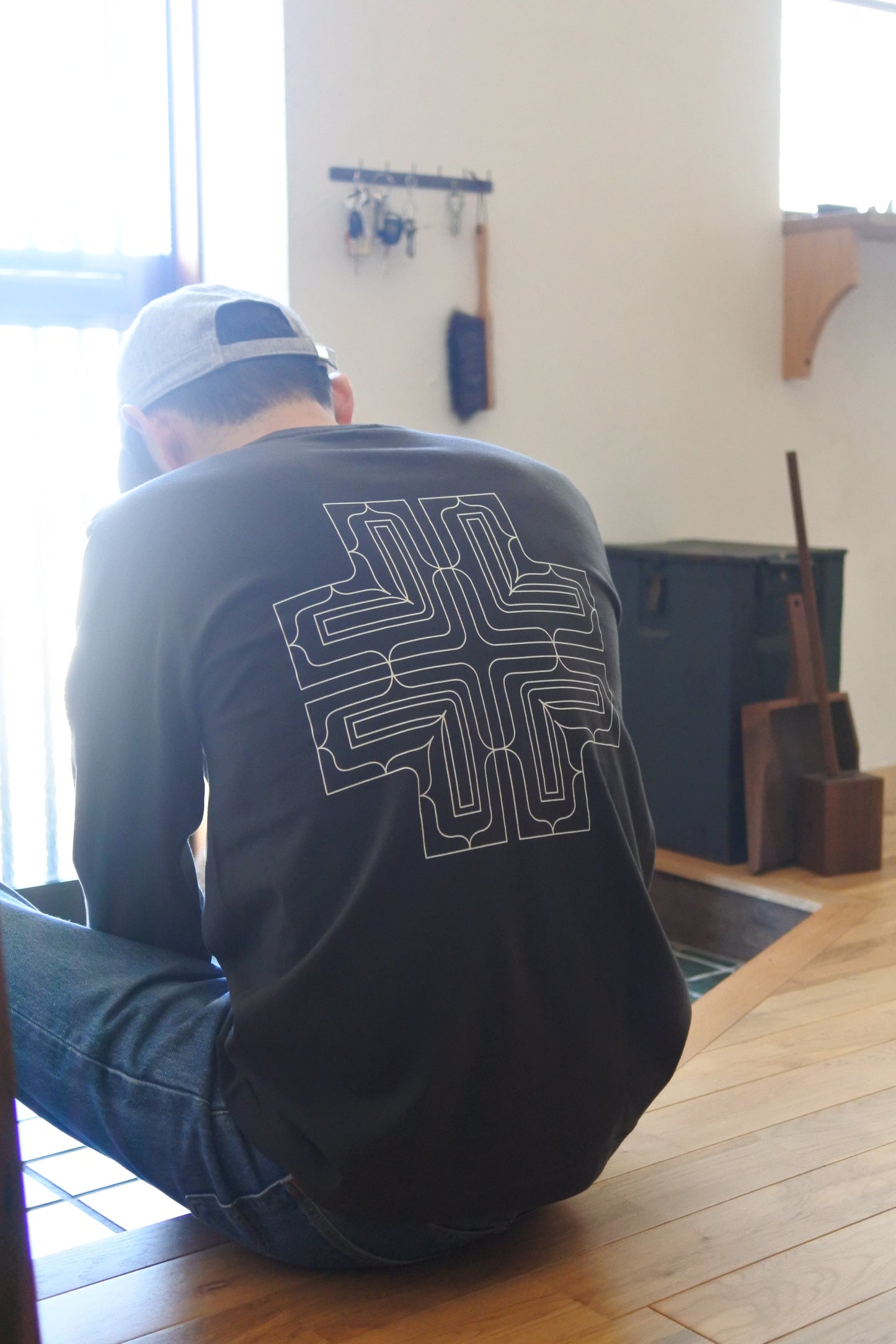 アイヌ文様線画バックプリントロングスリーブTシャツ　3color