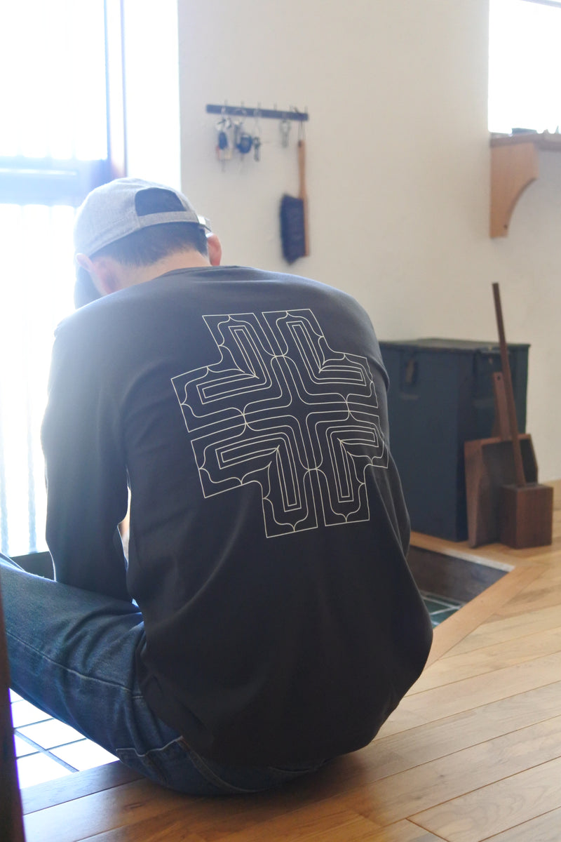 アイヌ文様線画バックプリントロングスリーブTシャツ　3color