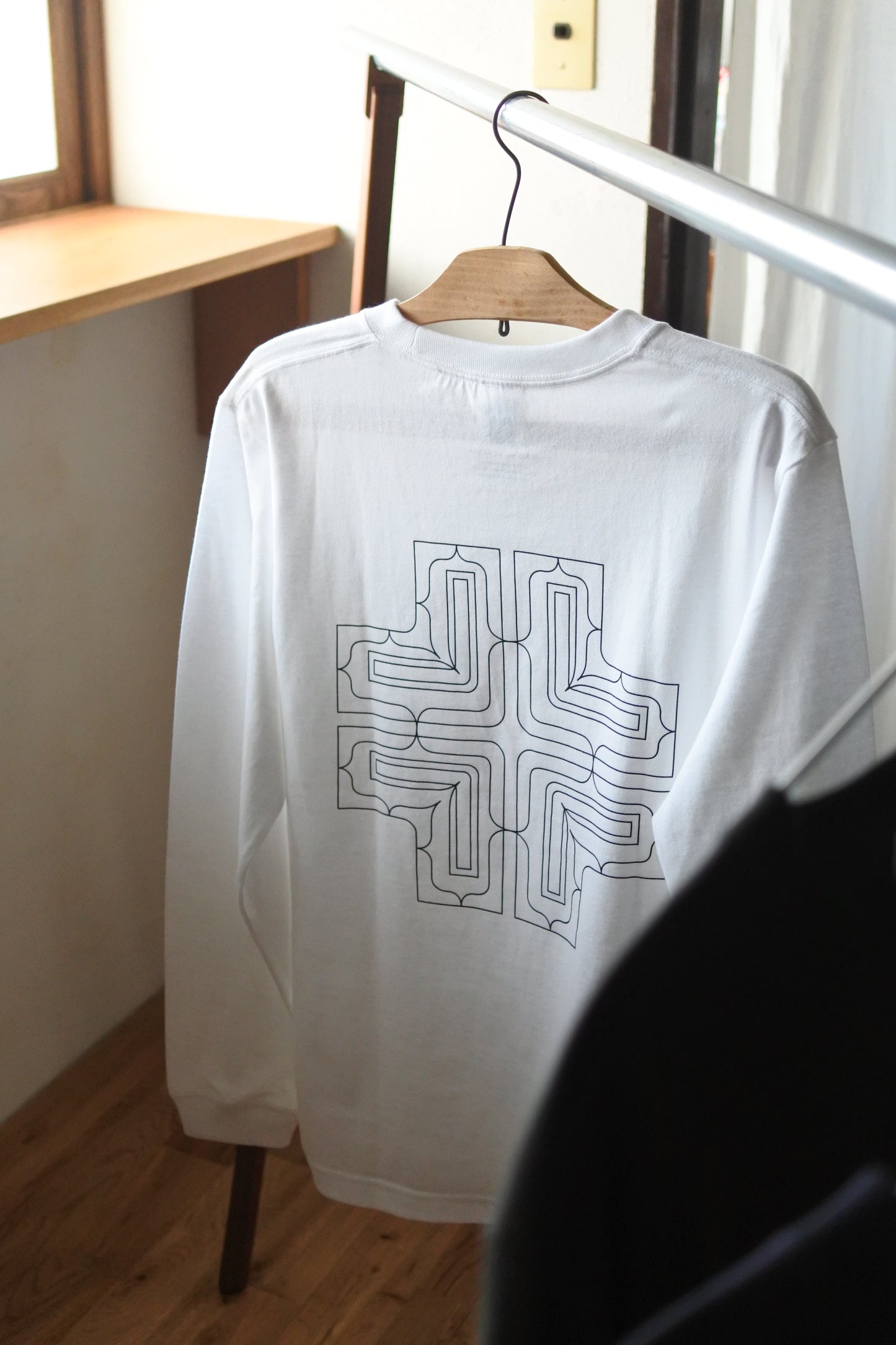 アイヌ文様線画バックプリントロングスリーブTシャツ　3color