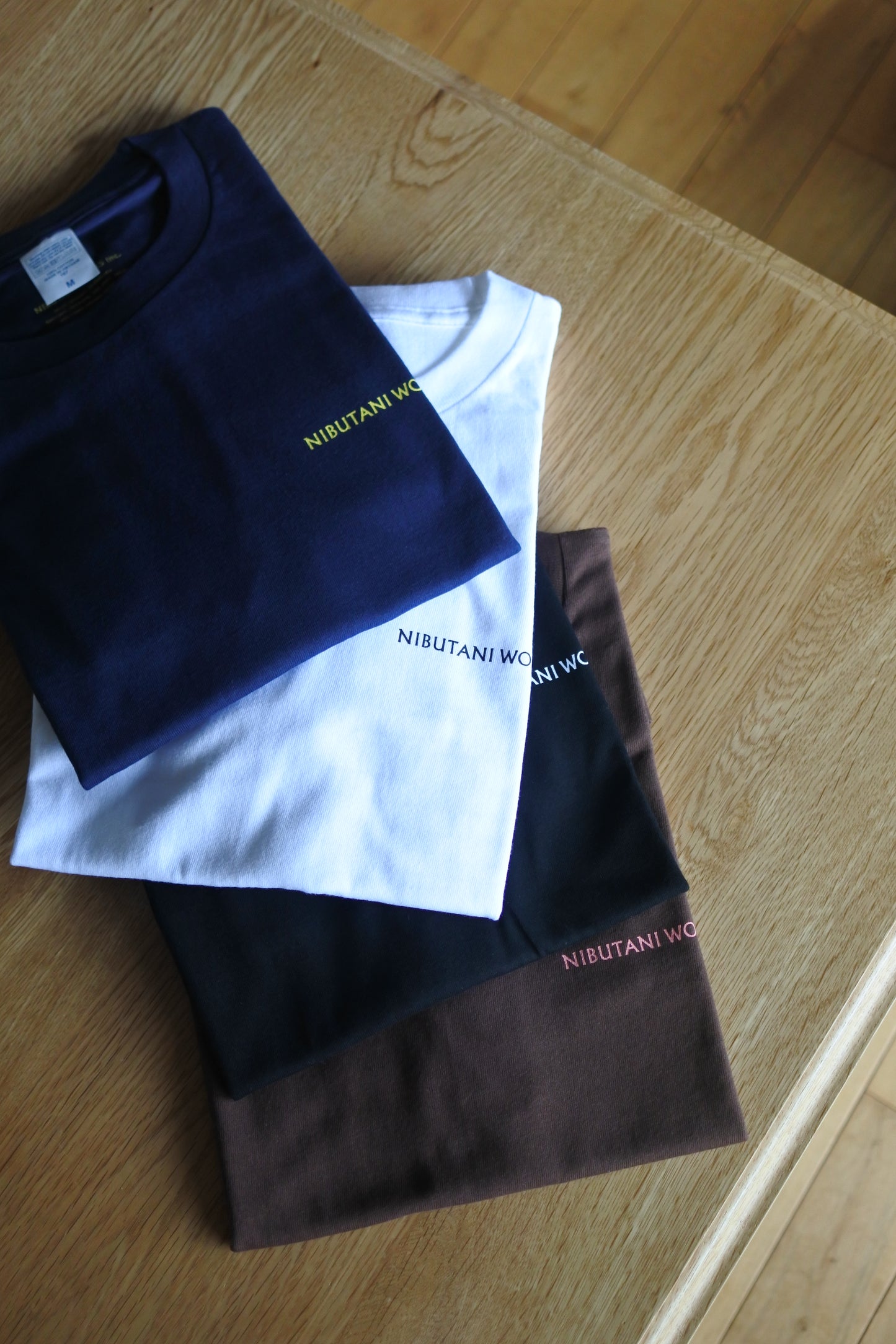 アイヌ文様線画バックプリントTシャツ　4color