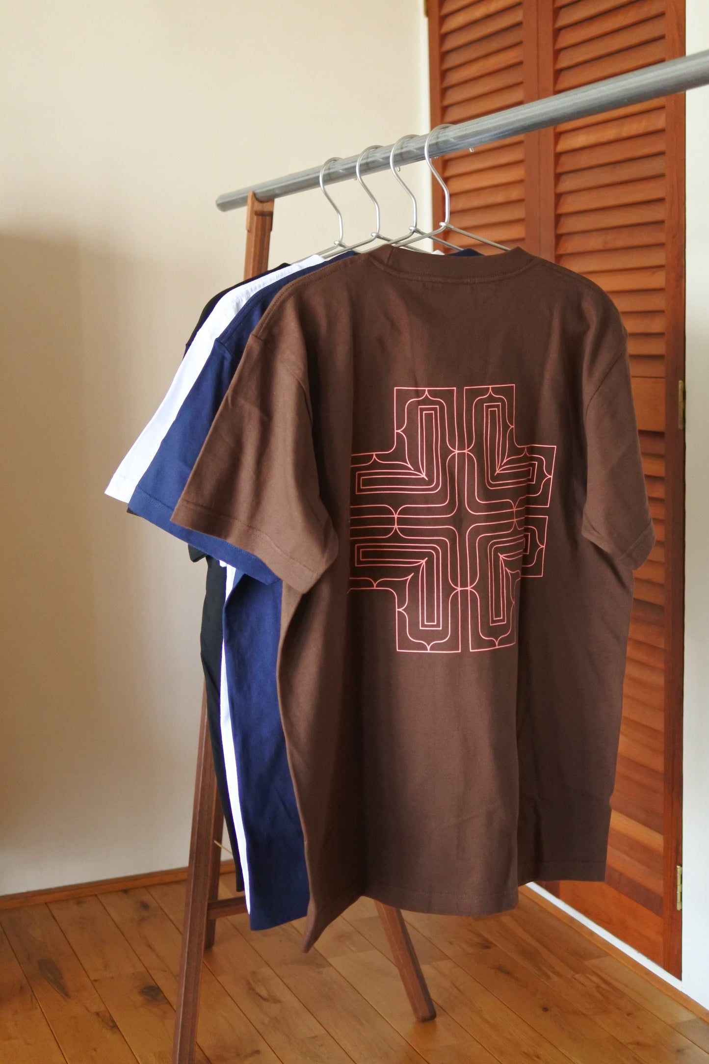 アイヌ文様線画バックプリントTシャツ　4color