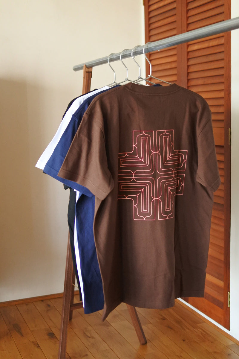 アイヌ文様線画バックプリントTシャツ　4color