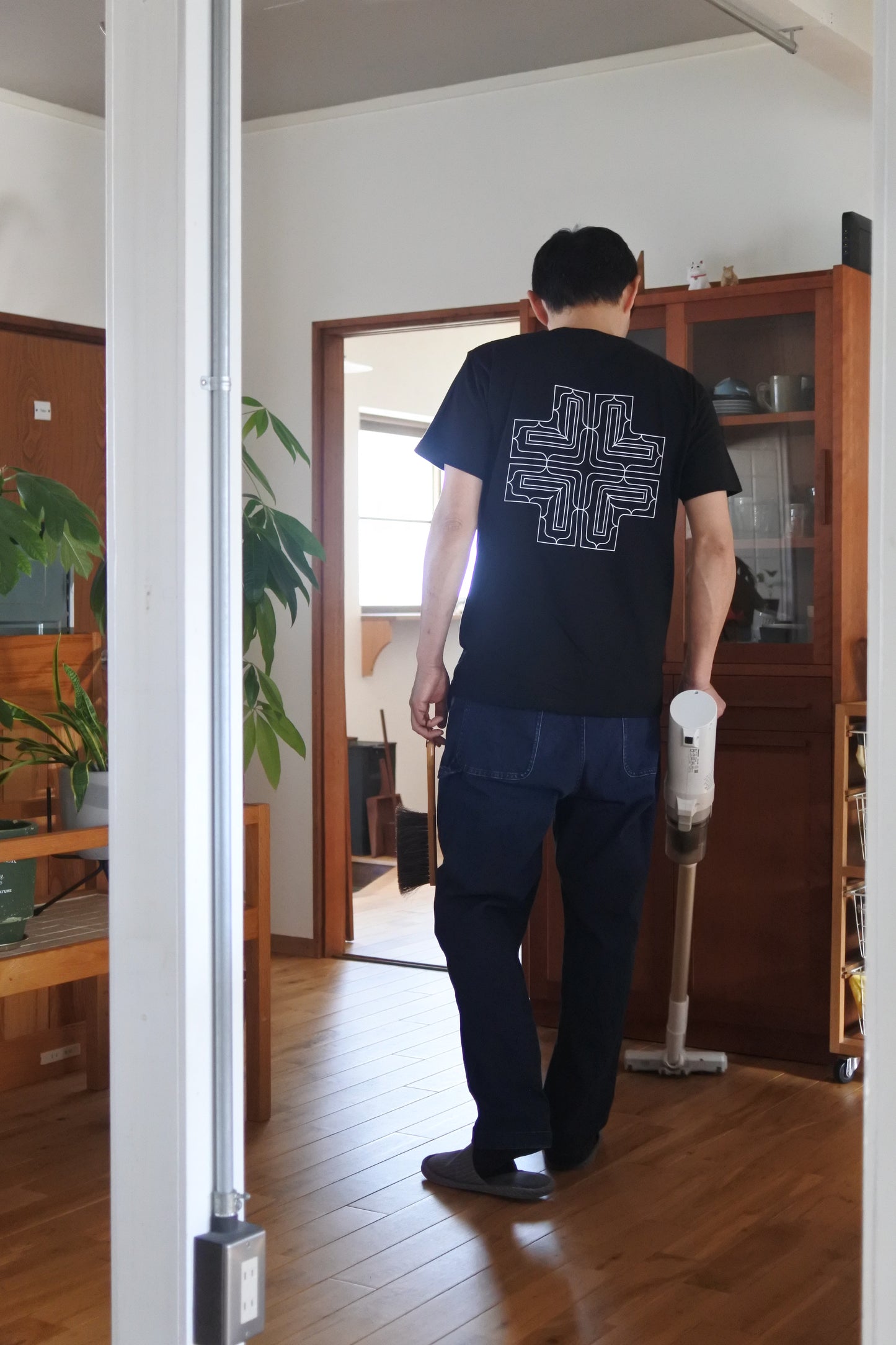 アイヌ文様線画バックプリントTシャツ　4color