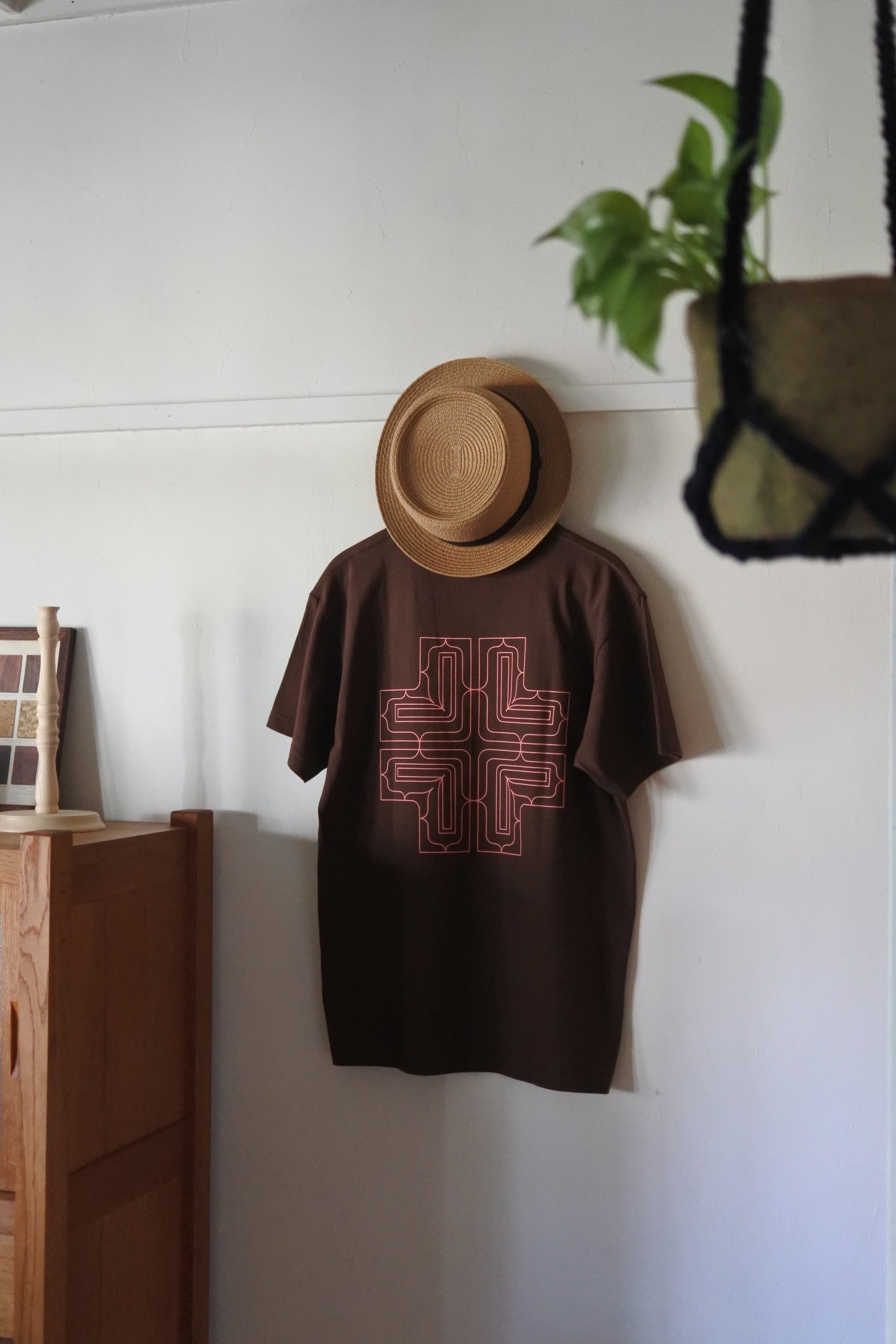 アイヌ文様線画バックプリントTシャツ　4color