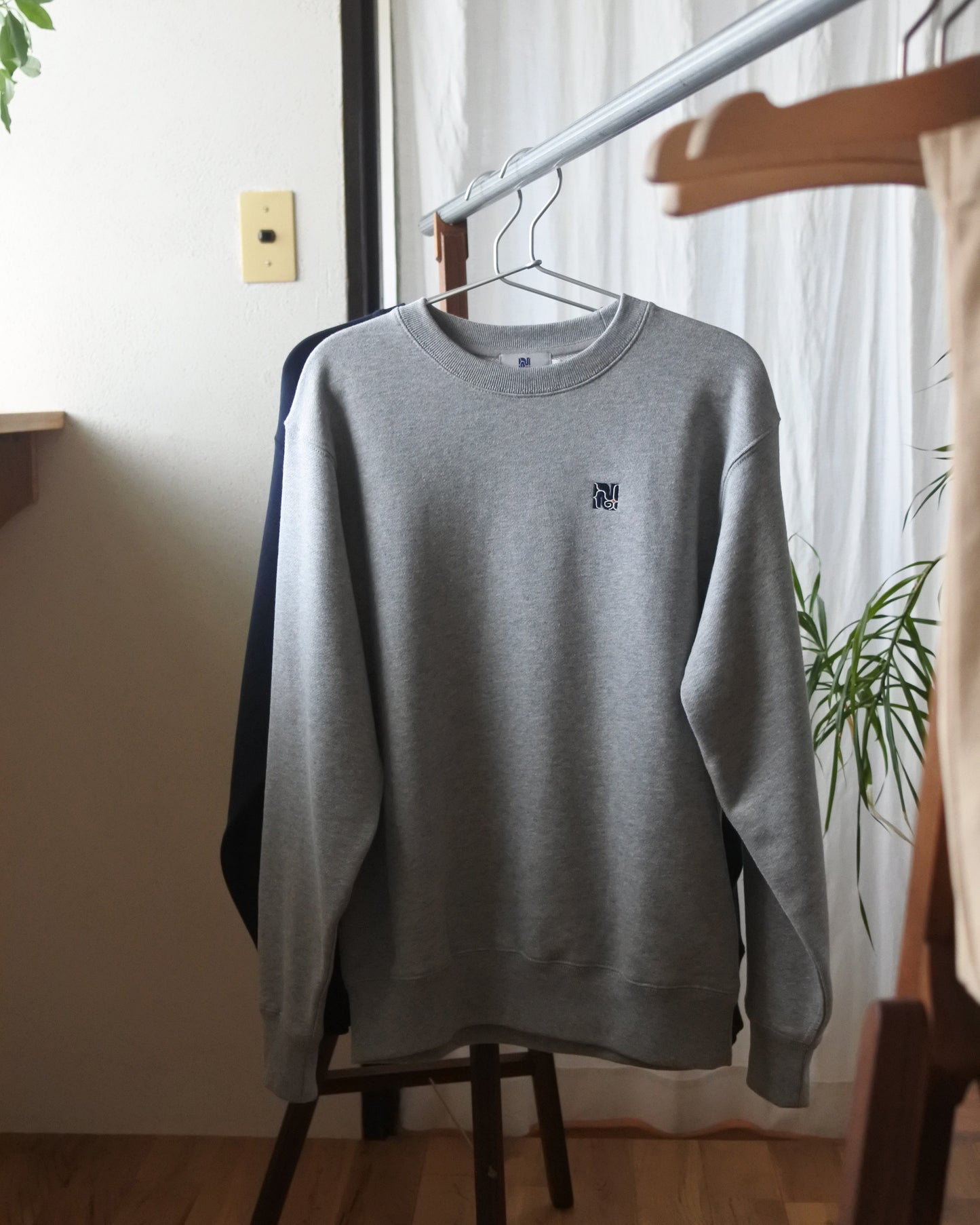 【予約商品：9月中旬お届け予定】ロゴ刺繍スウェット（7月17日予約〆切）