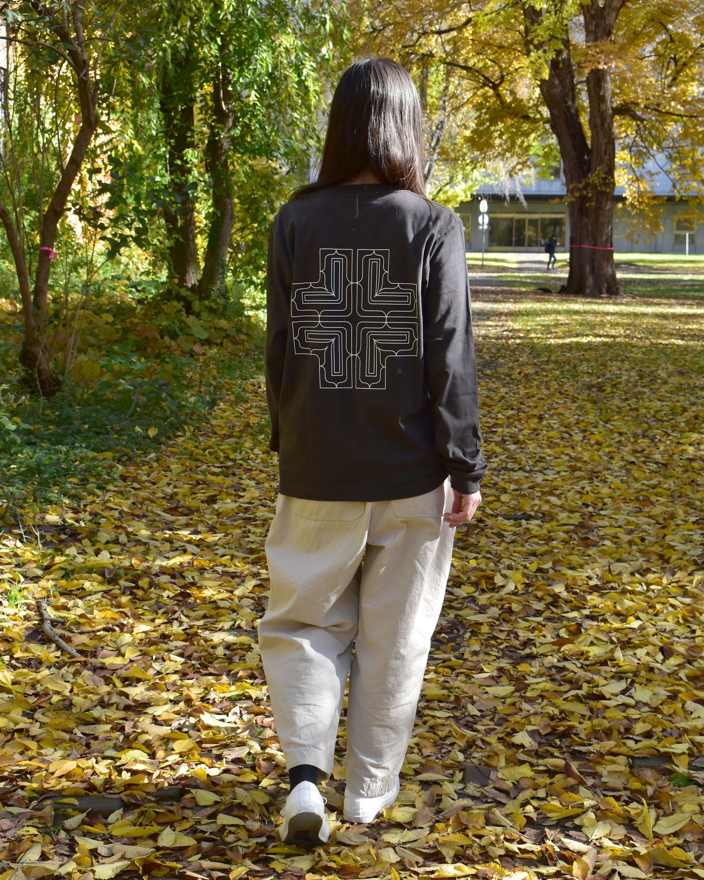 アイヌ文様線画バックプリントロングスリーブTシャツ　3color