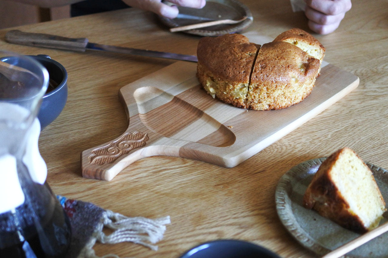 アイヌ文様のカッティングプレート
