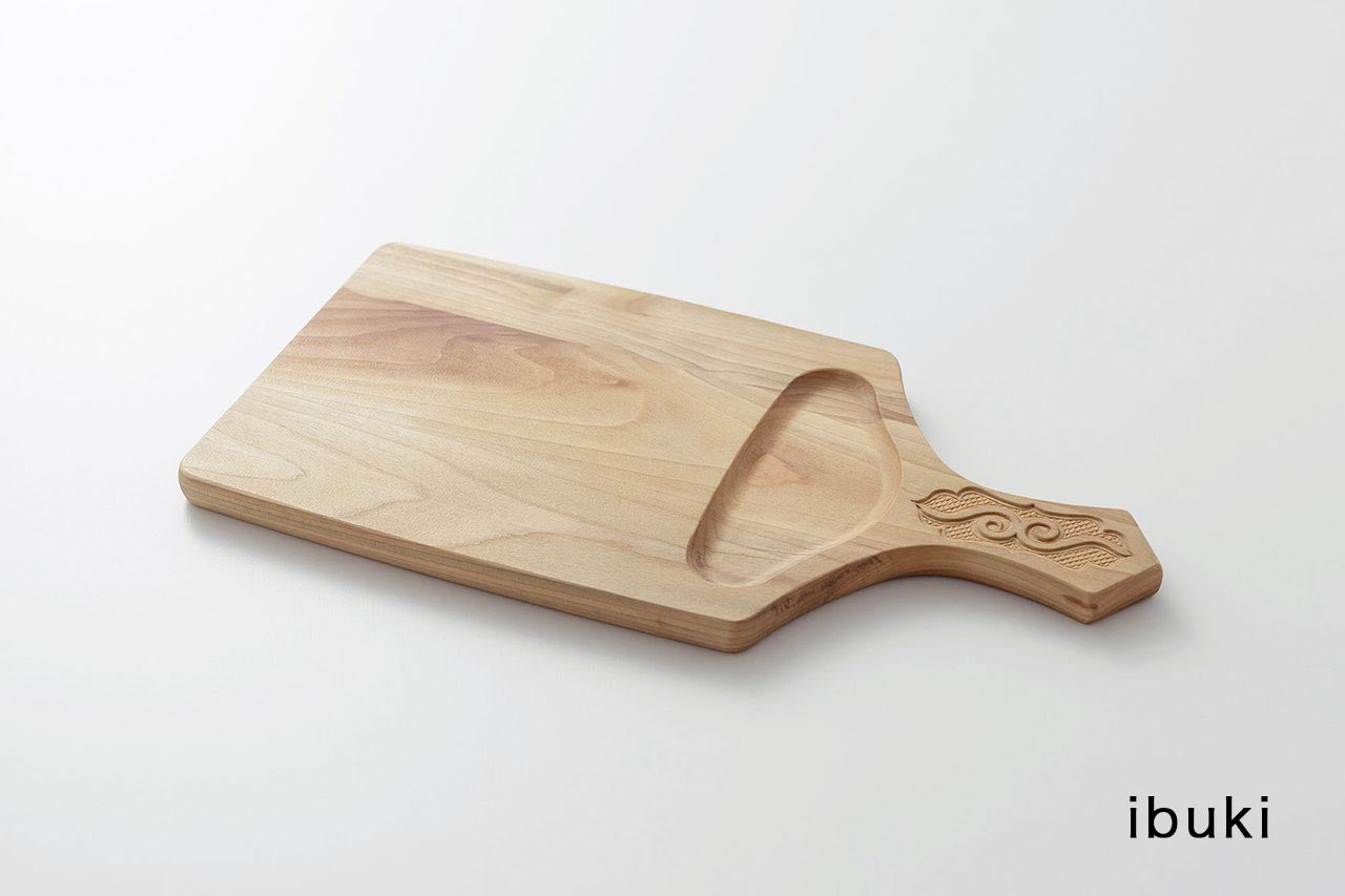 アイヌ文様のカッティングプレート