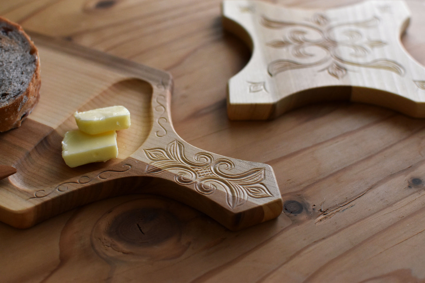 アイヌ文様のカッティングプレート